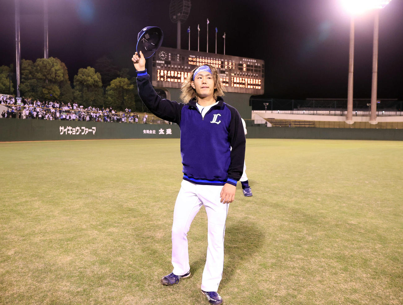 西武対ロッテ　完封勝利を決めた西武今井は、ファンの声援に帽子を取ってこたえる（撮影・浅見桂子）