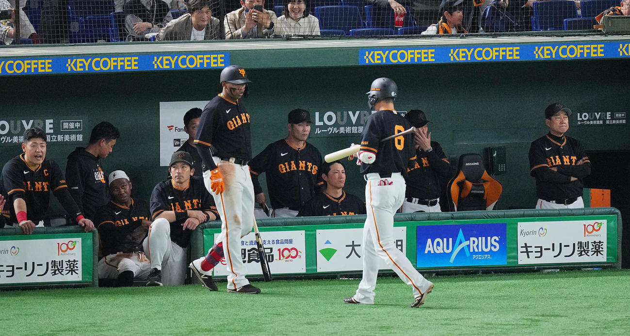 巨人対阪神　9回裏巨人1死、坂本（手前右）が見逃しの三振に倒れさえない表情の原監督（右）らベンチナイン（撮影・垰建太）