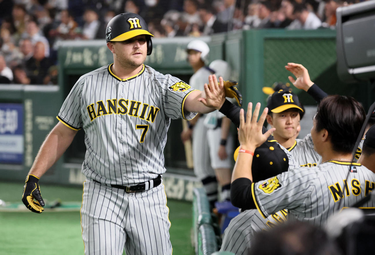 巨人対阪神　2回表阪神無死、ノイジーは2試合連続本塁打を放ち、ナインに迎えられる（撮影・加藤哉）