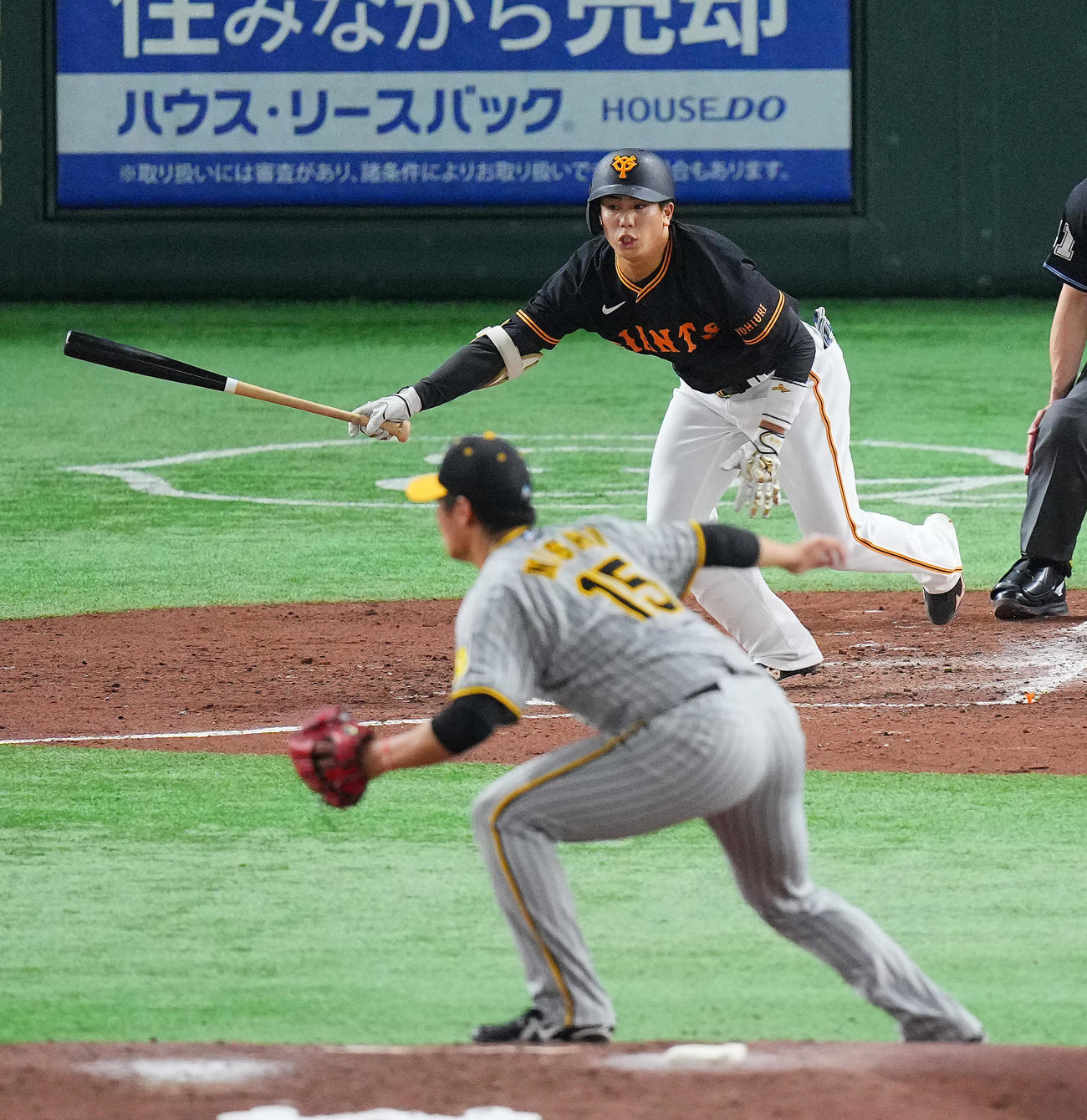 巨人対阪神　2回裏巨人無死一、三塁、右翼に適時打を放つ門脇。投手西純（撮影・垰建太）