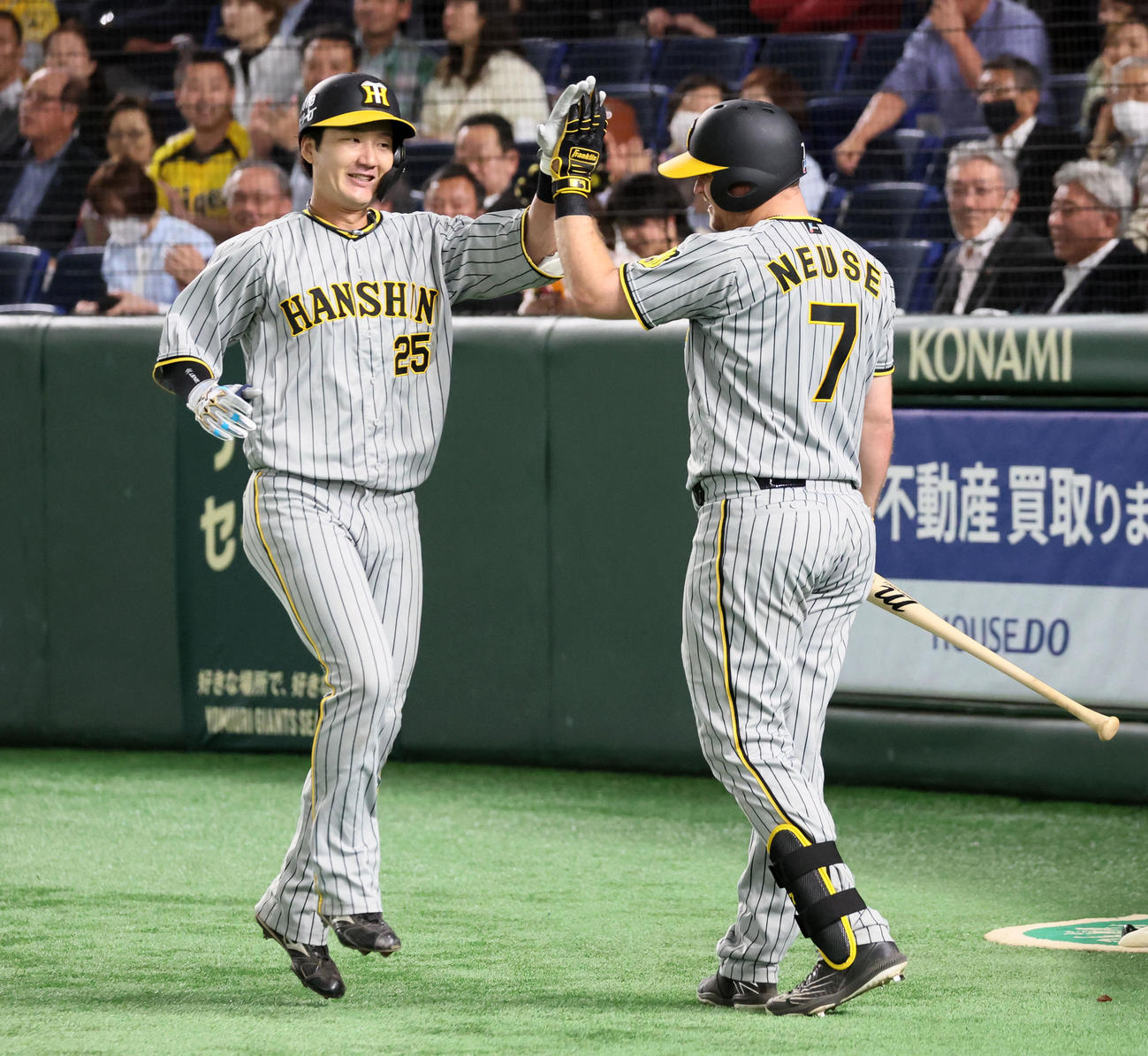 巨人対阪神　4回表阪神無死、渡辺諒は左越えソロ本塁打を放ちノイジー（右）とタッチ（撮影・加藤哉）