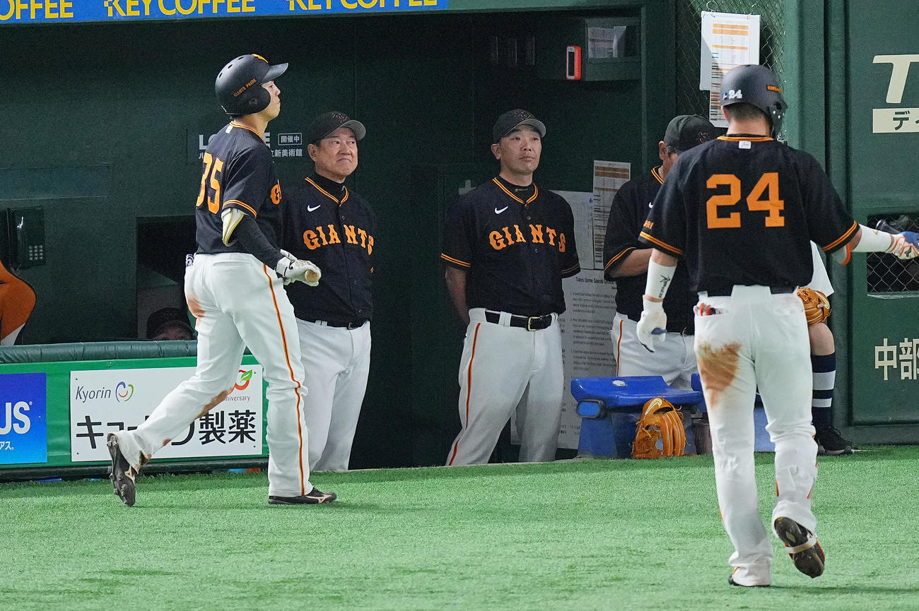 巨人対阪神　6回裏巨人1死一、二塁、好機で大城（23番）が三直に倒れ渋い表情の原監督（中央左）（撮影・垰建太）