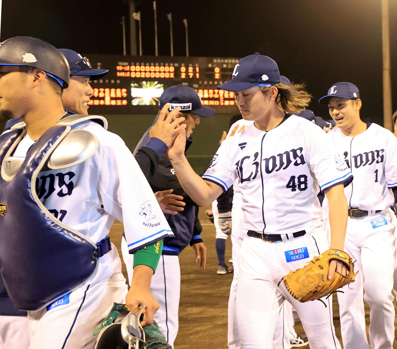 西武対ロッテ　完封勝利を決めた西武今井（右）は松井監督（左奥）とグータッチ（撮影・浅見桂子）