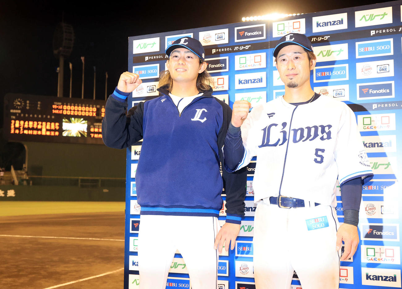 西武対ロッテ　ヒーローインタビューで笑顔でガッツポーズする西武今井（左）と外崎（撮影・浅見桂子）
