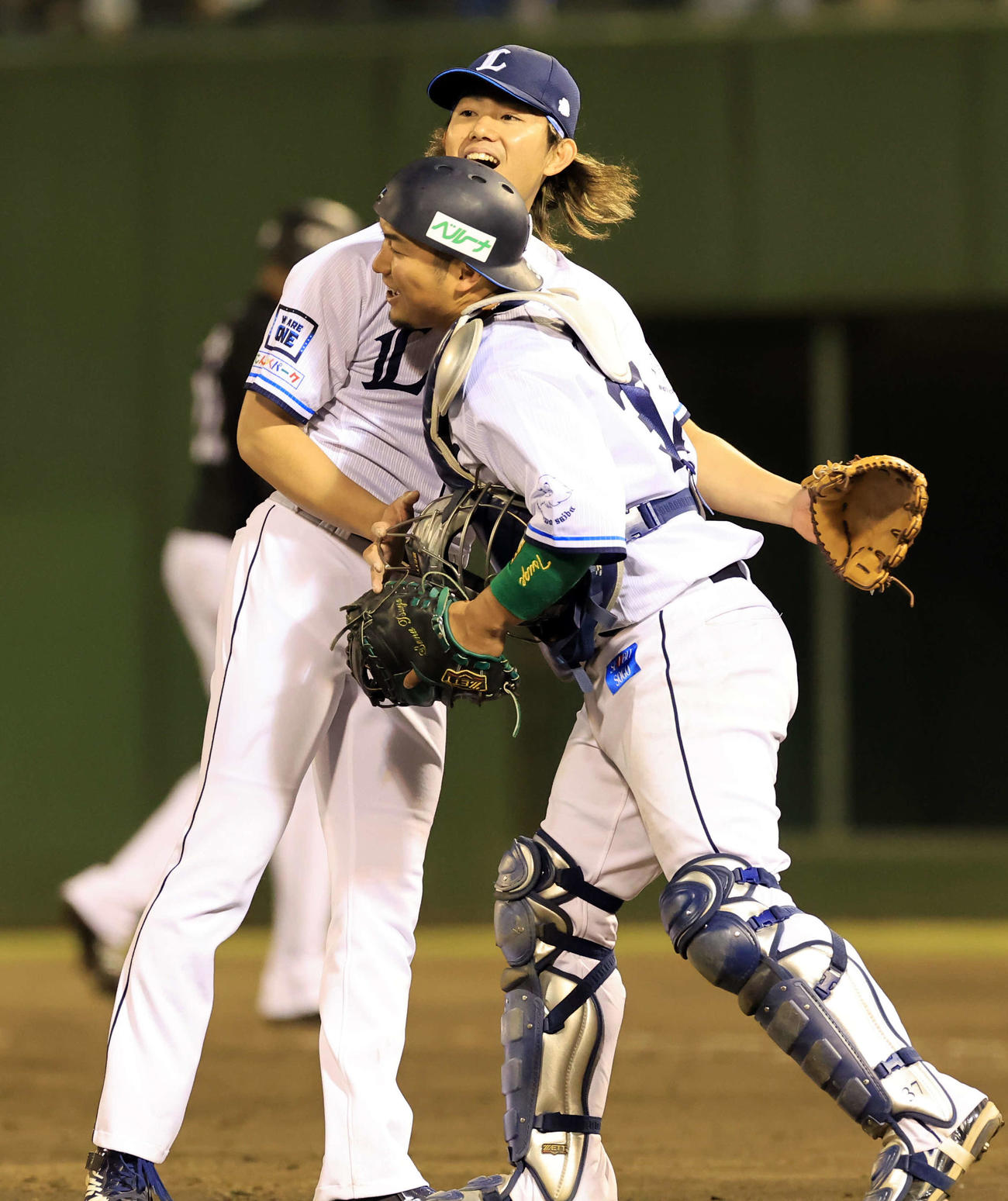 西武対ロッテ　9回表ロッテ2死一、二塁、ポランコ（左奥）を一飛に仕留めて完封勝利を決めた今井（左）は笑顔で柘植と喜び合う（撮影・浅見桂子）