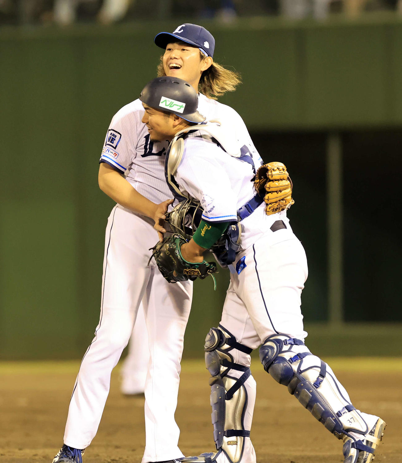西武対ロッテ　9回表ロッテ2死一、二塁、ポランコを一飛に仕留めて完封勝利を決めた今井（左）は笑顔で柘植と喜び合う（撮影・浅見桂子）