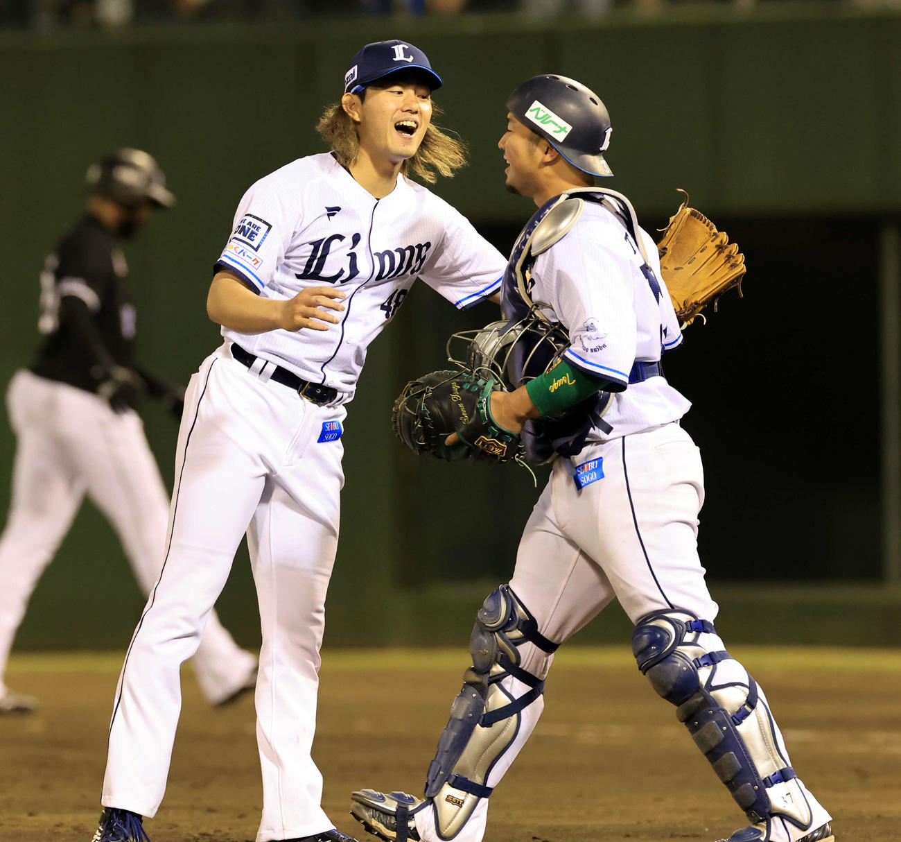 西武対ロッテ　9回表ロッテ2死一、二塁、ポランコ（左奥）を一飛に仕留めて完封勝利を決めた今井（左）は笑顔で柘植と喜び合う（撮影・浅見桂子）