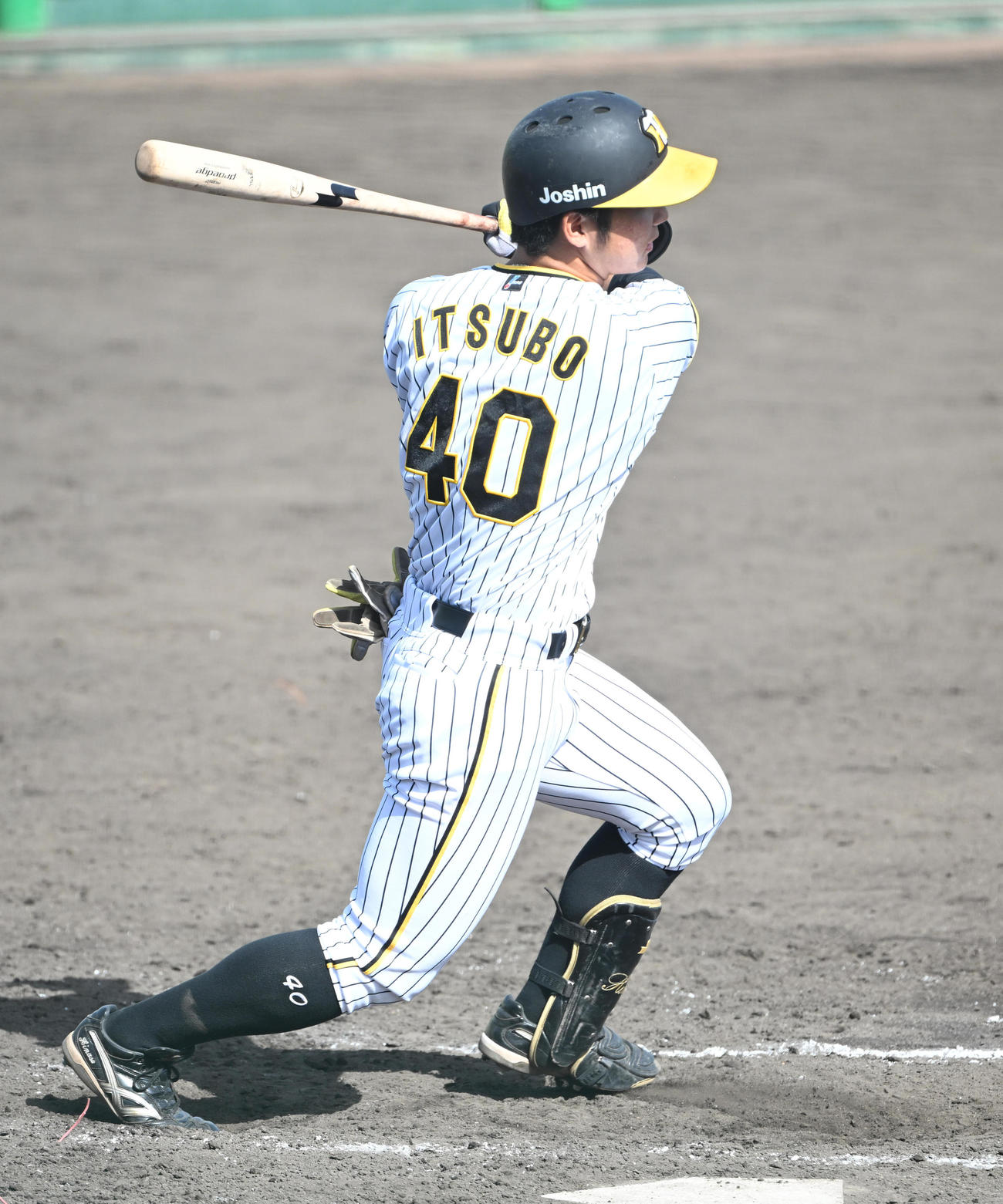 7回裏阪神1死一塁、井坪は左越え打を放つ（撮影・石井愛子）