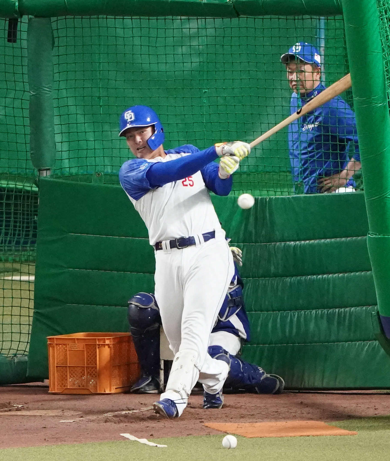 13日、立浪監督の前でフリー打撃を行う石川昂