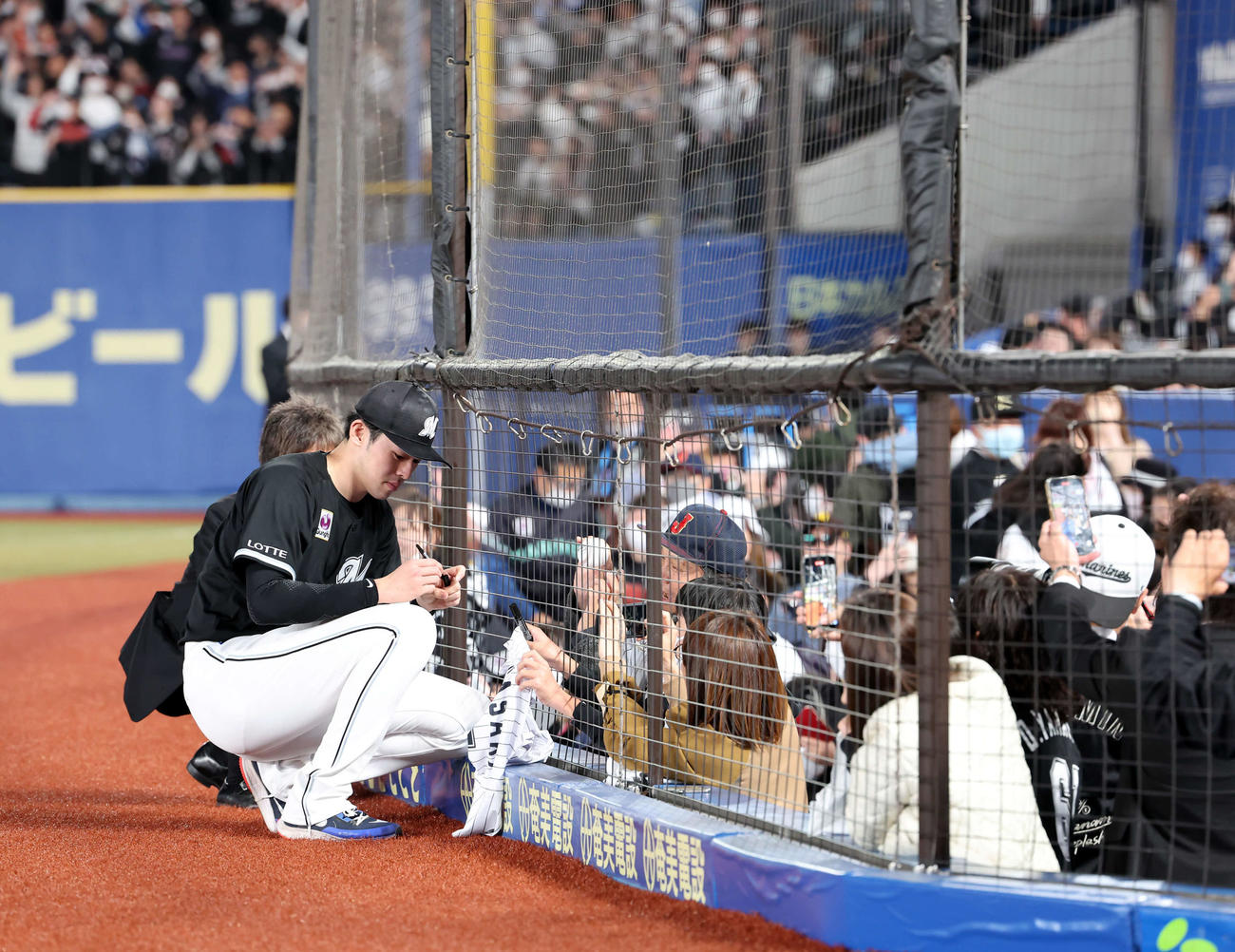 ロッテ対オリックス　今季2勝目のロッテ佐々木朗はファンにサイン（撮影・浅見桂子）
