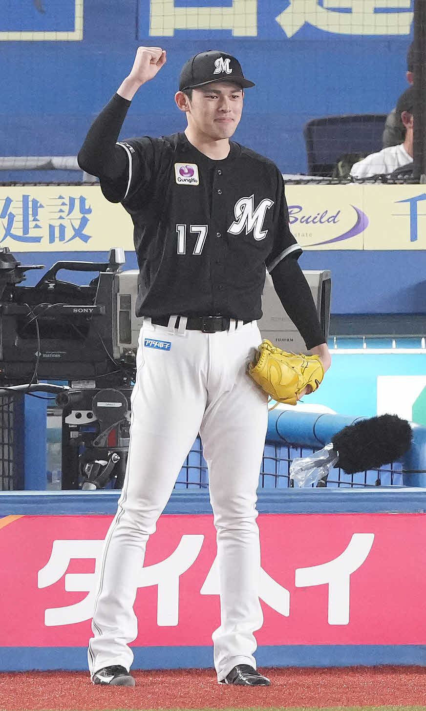 ロッテ対オリックス　4回裏ロッテ2死一、三塁、茶谷の先制左前適時打にガッツポーズする佐々木朗（撮影・鈴木みどり）
