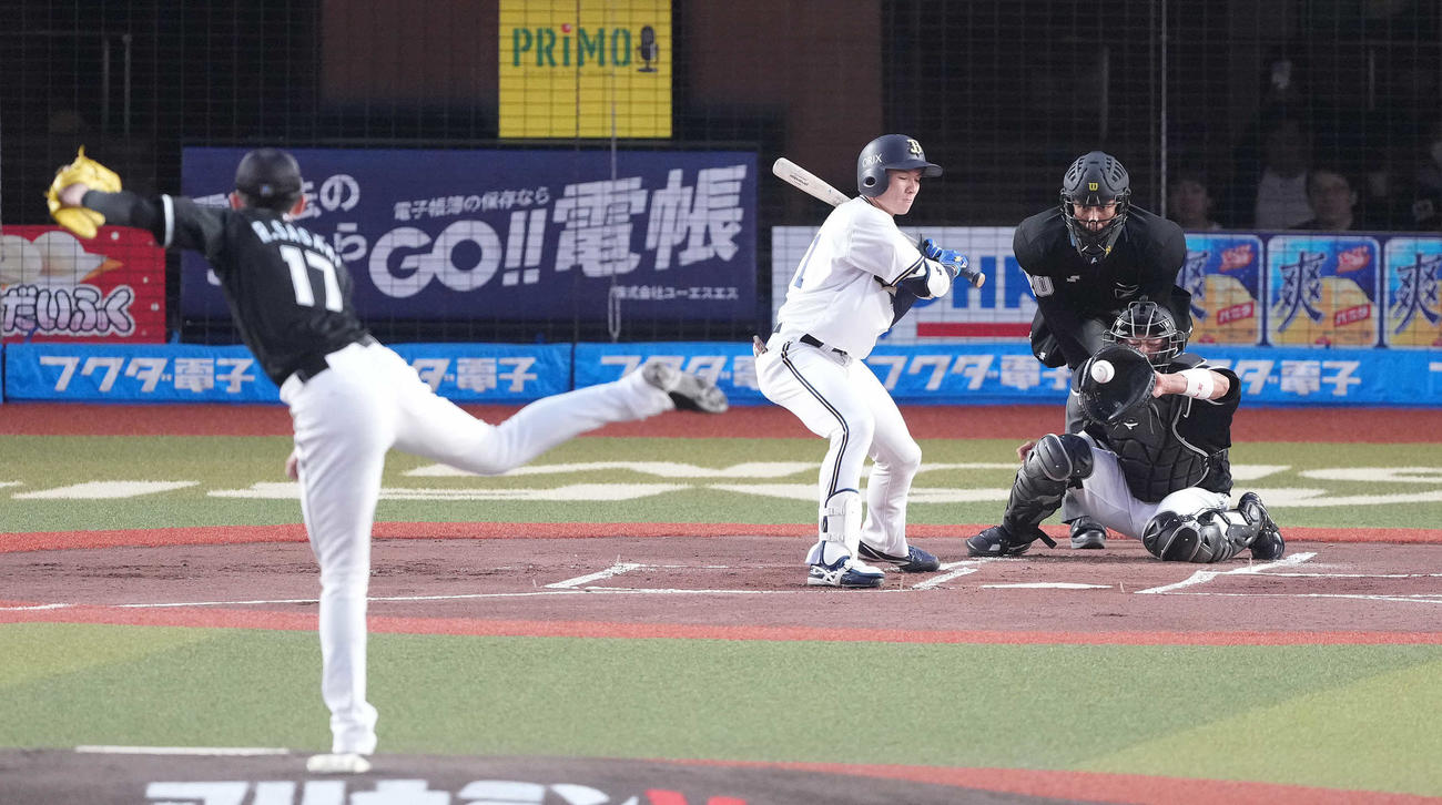 ロッテ対オリックス　1回表オリックス無死、見逃し三振に倒れる茶野。投手佐々木朗（撮影・鈴木みどり）