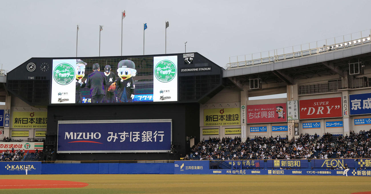 ロッテ対オリックス　試合前、外野フェンス沿いでキャッチボールするロッテ佐々木朗（右）とオリックス山本（左）（撮影・浅見桂子）