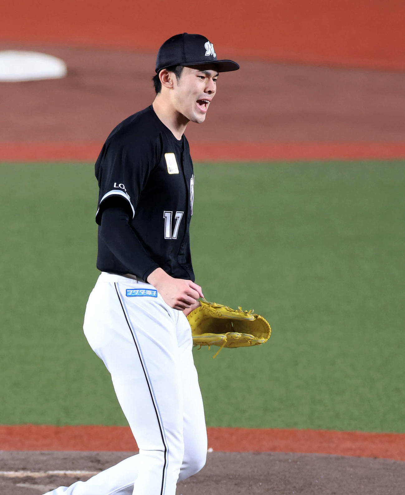 ロッテ対オリックス　2回表オリックス無死、杉本を三振に仕留めガッツポーズする佐々木朗（撮影・浅見桂子）