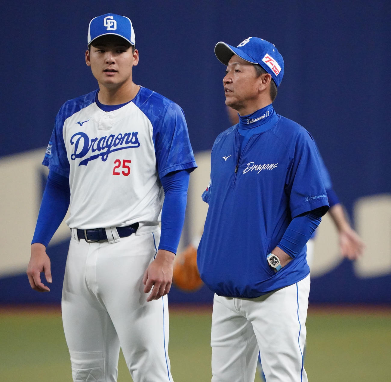 中日対巨人戦　試合前、言葉を交わす（左から）石川昂と立浪監督（撮影・森本幸一）
