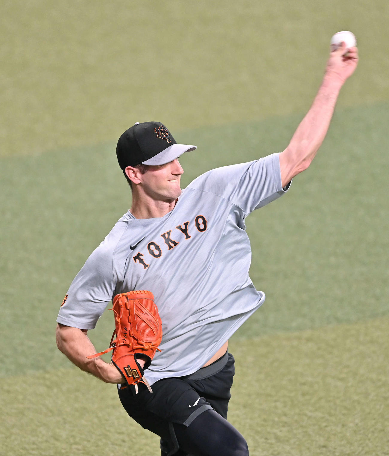 中日対巨人　試合前練習のキャッチボールで調整する巨人グリフィン（撮影・滝沢徹郎）