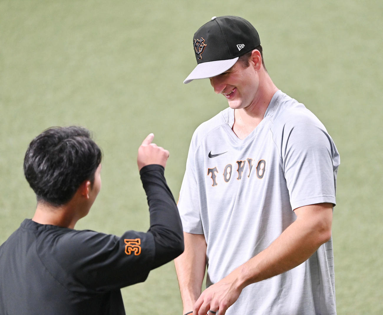 中日対巨人　試合前練習で談笑する巨人グリフィン（右）と赤星（撮影・滝沢徹郎）