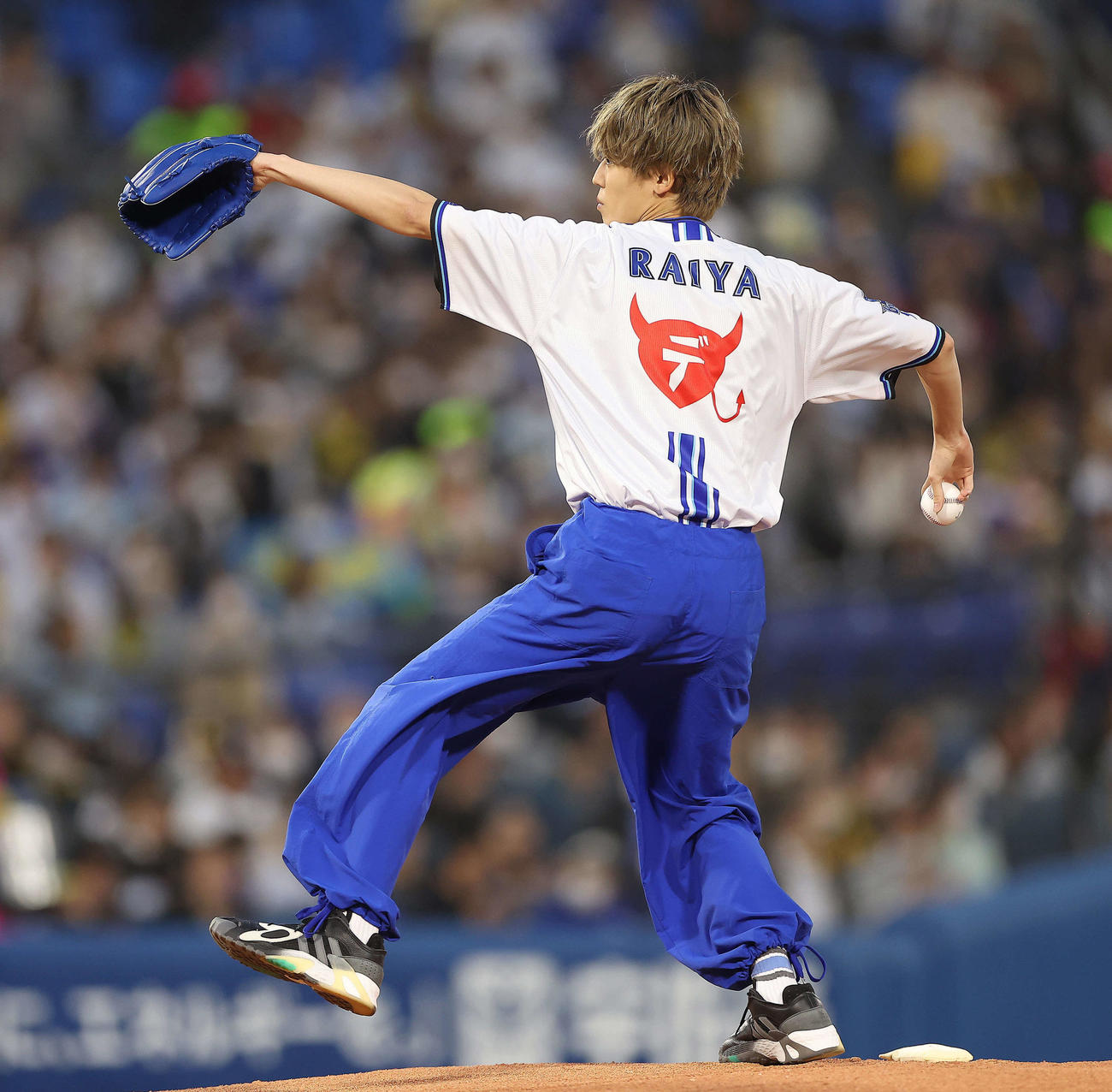 DeNA対阪神　始球式に臨む中島来弥（撮影・河田真司）