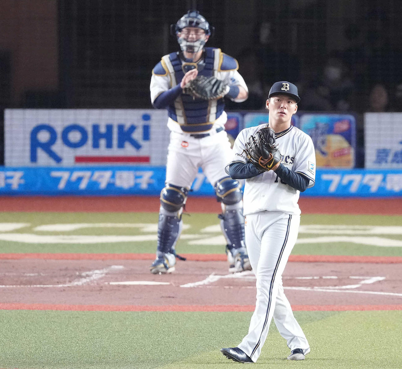 ロッテ対オリックス　1回裏ロッテ2死二塁、山口を右飛に仕留め、グラブをたたく山本（撮影・鈴木みどり）