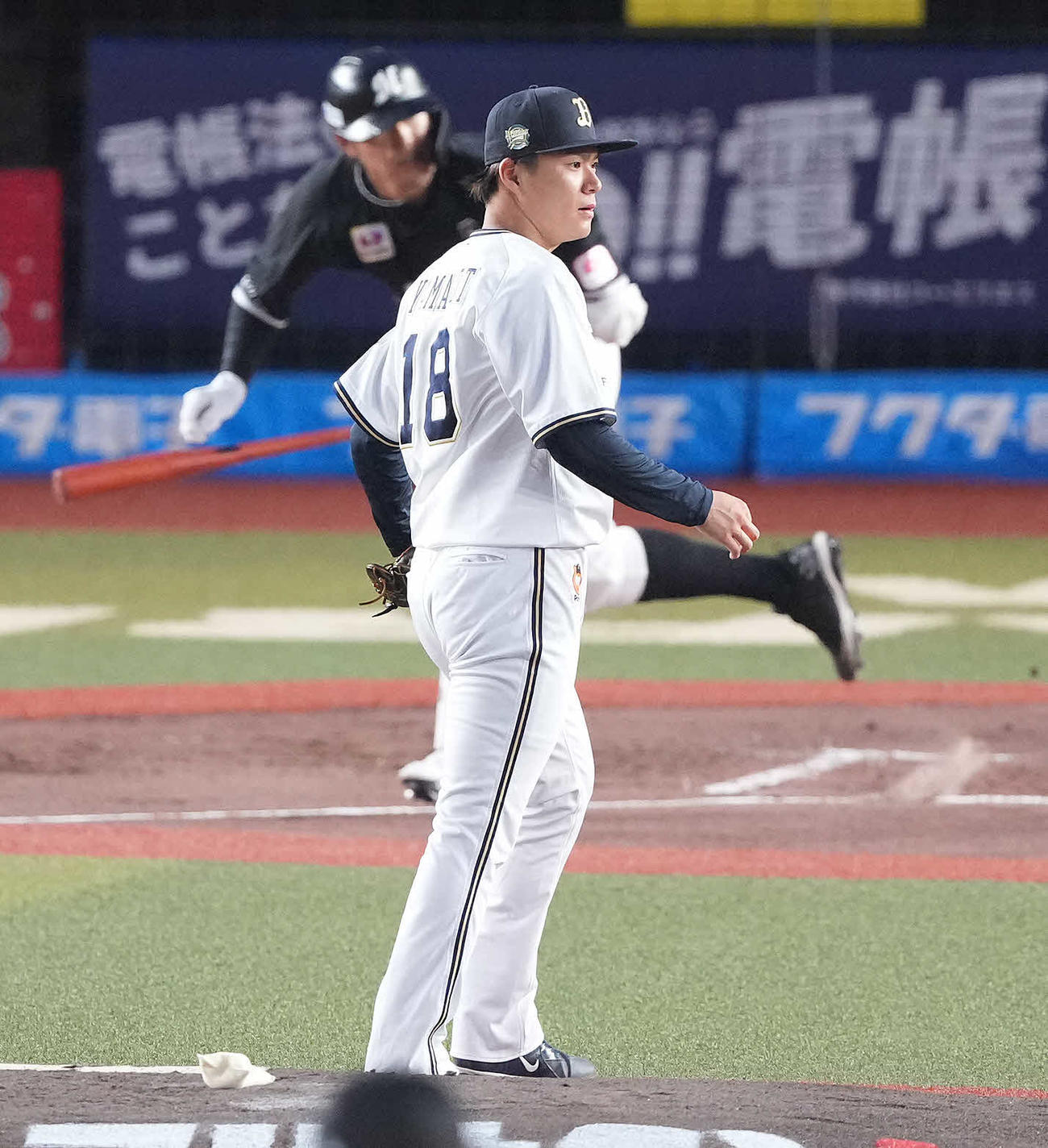 ロッテ対オリックス　1回裏ロッテ2死、中村奨に左二塁打を浴びる山本（撮影・鈴木みどり）