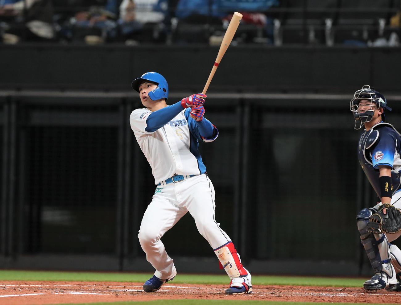 日本ハム対西武　3回裏日本ハム2死一、三塁、左越え3点本塁打を放つ野村（撮影・黒川智章）