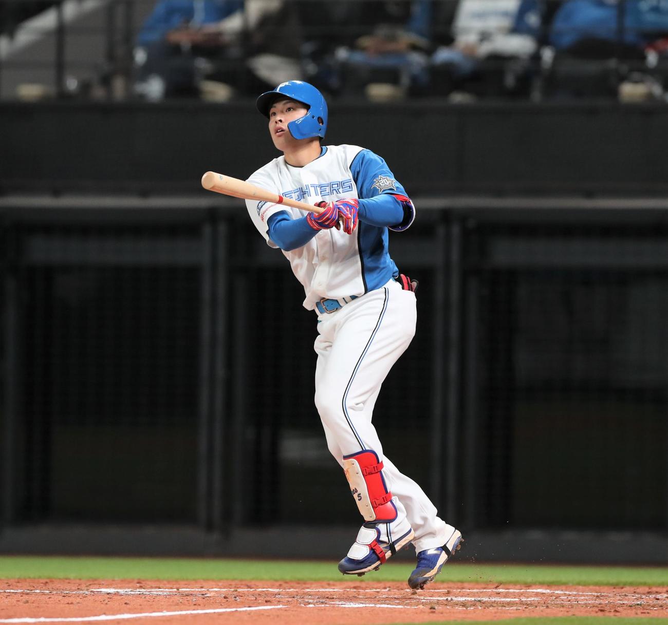 日本ハム対西武　3回裏日本ハム2死一、三塁、左越え3点本塁打を放つ野村（撮影・黒川智章）
