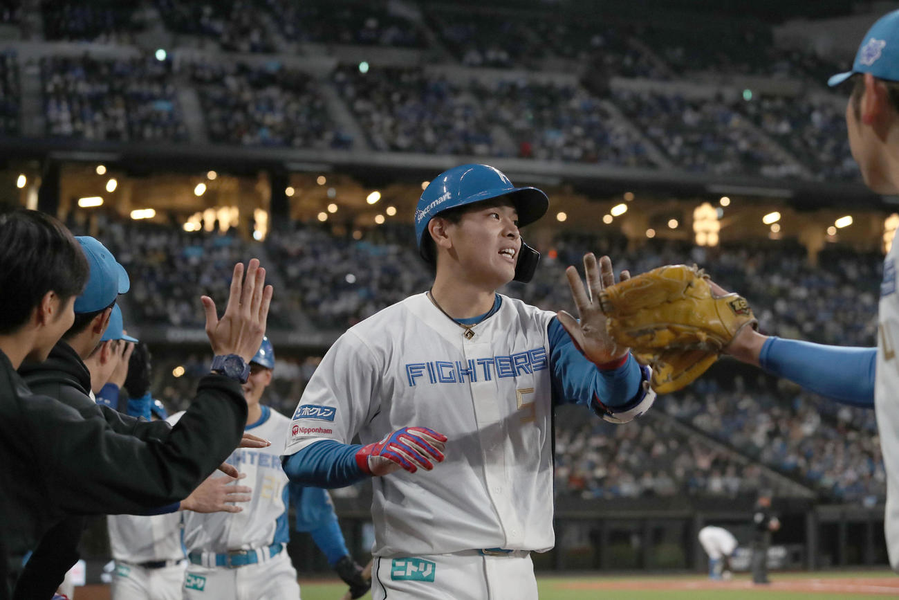 日本ハム対西武　3回裏日本ハム2死一、三塁、野村は先制となる左越え3点本塁打を放ち加藤貴に出迎えられる（撮影・佐藤翔太）