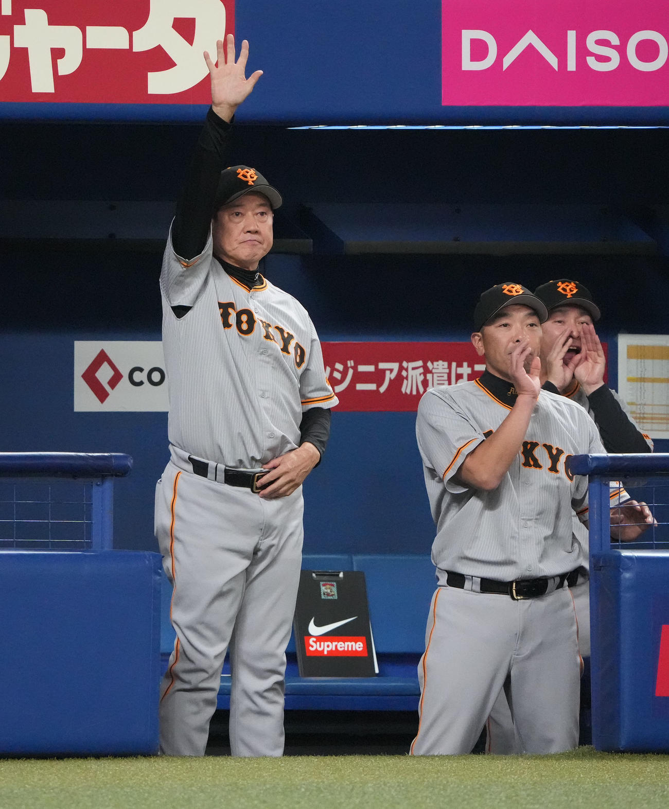 中日対巨人戦　6回表巨人2死一、三塁、選手交代を告げる原監督（左）（撮影・森本幸一）