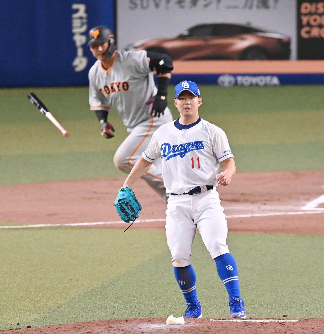 中日対巨人　6回表巨人2死一、二塁、中田翔（後方）に適時打を浴びる小笠原（撮影・滝沢徹郎）