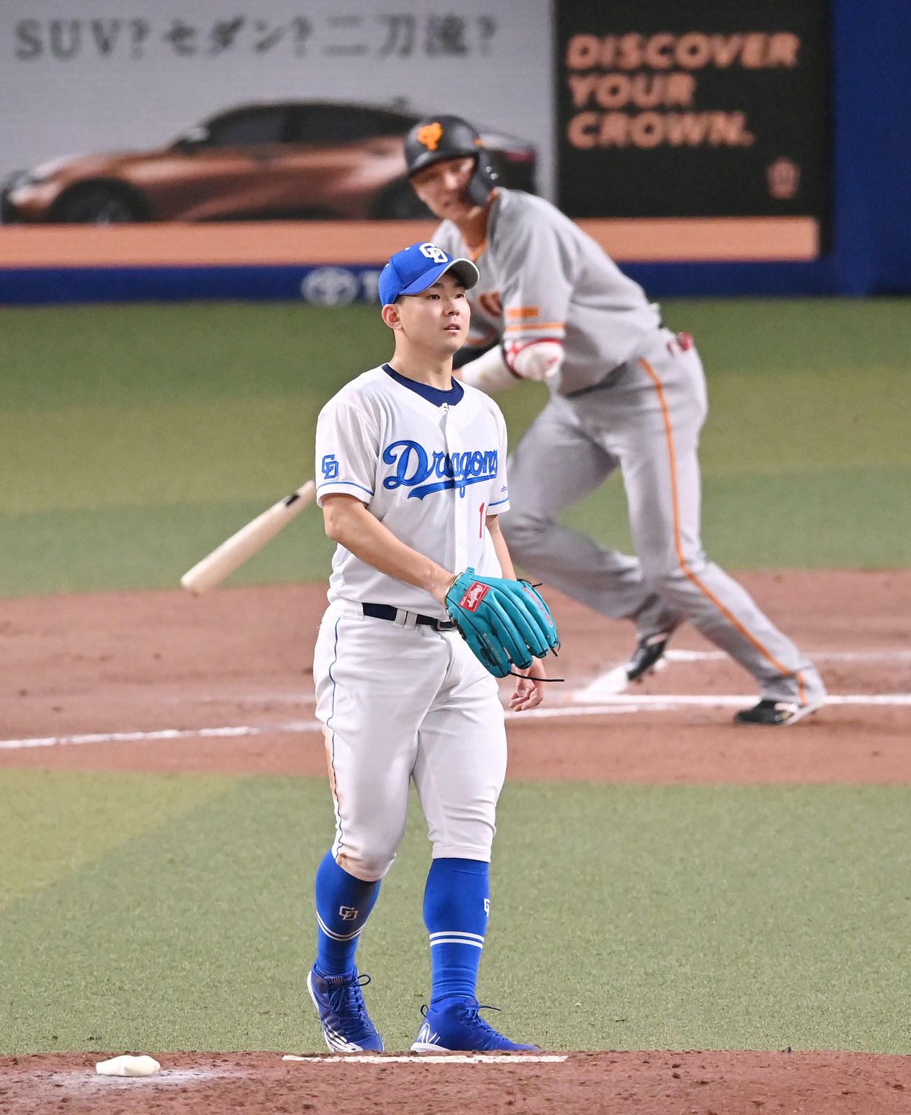中日対巨人　6回表巨人1死一、二塁、坂本（後方）に適時打を浴びる小笠原（撮影・滝沢徹郎）