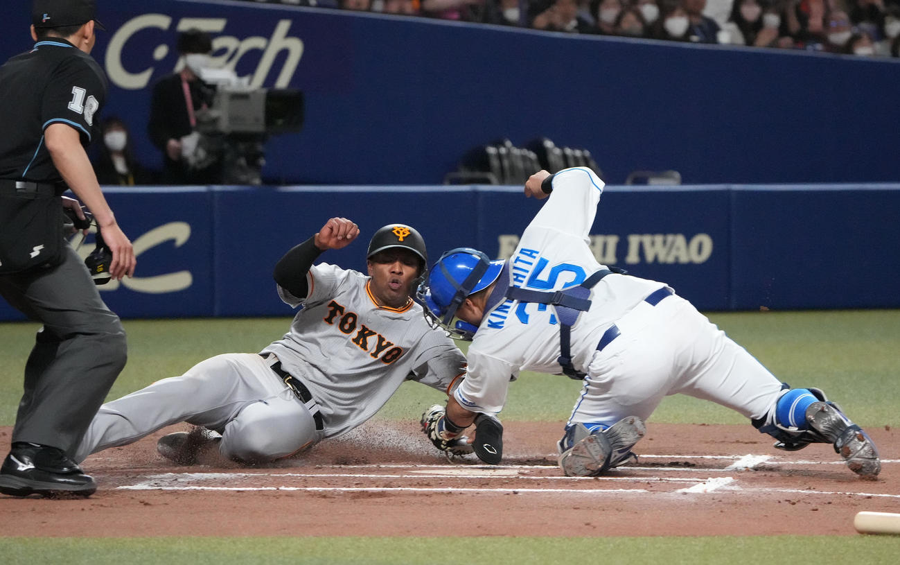 中日対巨人戦　6回表巨人1死一、二塁、坂本勇人の左前安打で生還するオコエ（中央）捕手は木下（撮影・森本幸一）