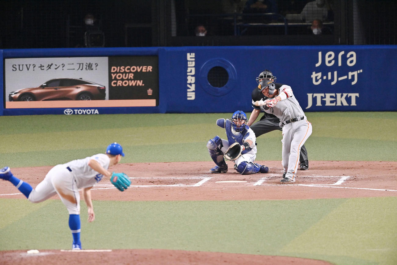 中日対巨人　6回表巨人1死一、二塁、坂本は左前適時打を放つ。投手小笠原（撮影・滝沢徹郎）