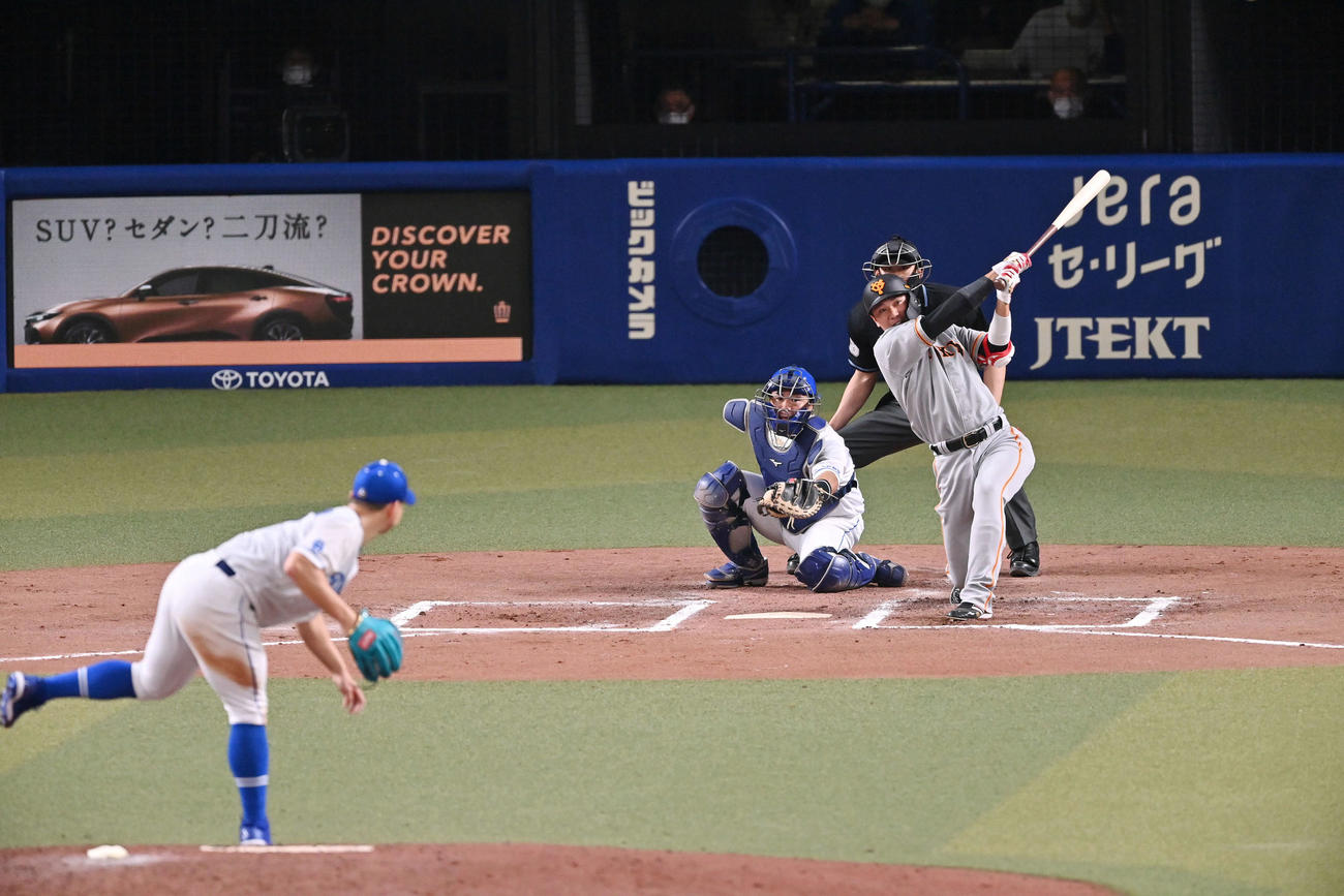中日対巨人　6回表巨人1死一、二塁、坂本は左前適時打を放つ。投手小笠原（撮影・滝沢徹郎）