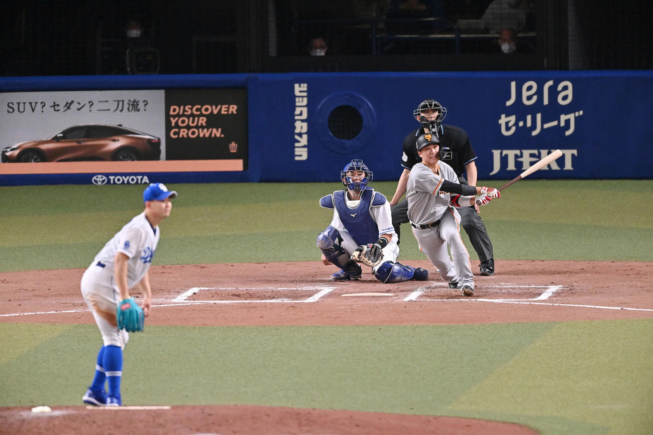 中日対巨人　6回表巨人1死一、二塁、坂本は左前適時打を放つ。投手小笠原（撮影・滝沢徹郎）