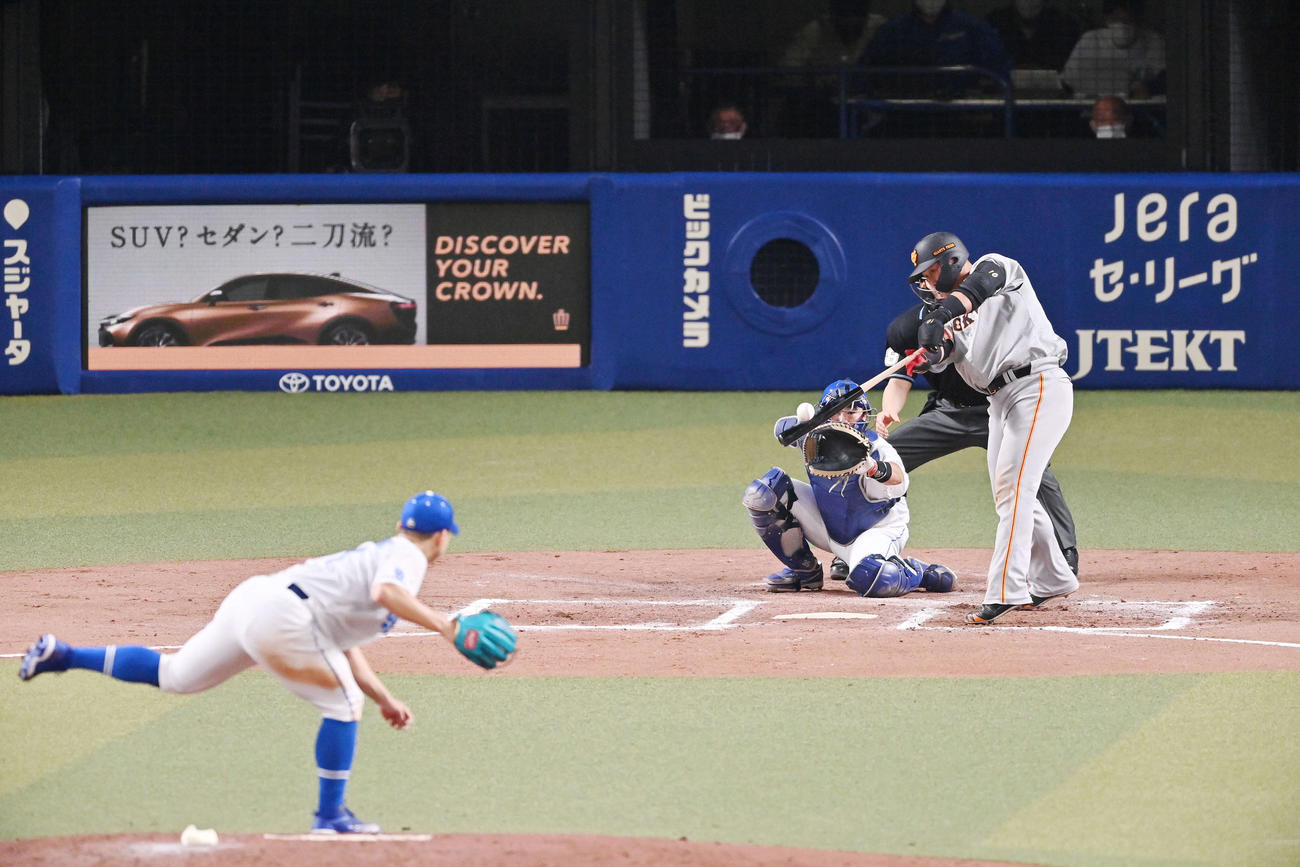 中日対巨人　6回表巨人2死一、二塁、中田翔は中前適時打を放つ。投手小笠原（撮影・滝沢徹郎）