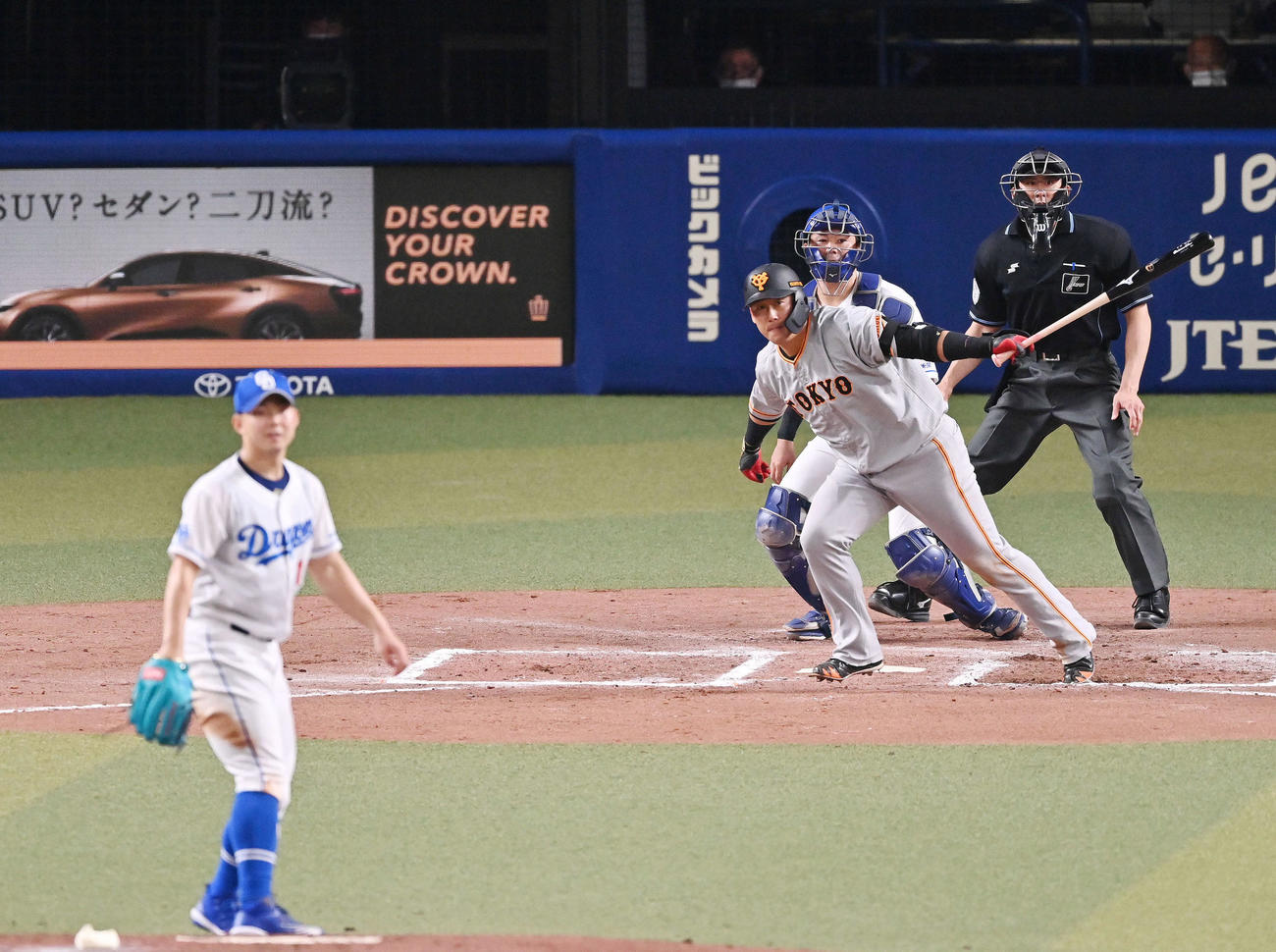 中日対巨人　6回表巨人2死一、二塁、中田翔は中前適時打を放つ。投手小笠原（撮影・滝沢徹郎）