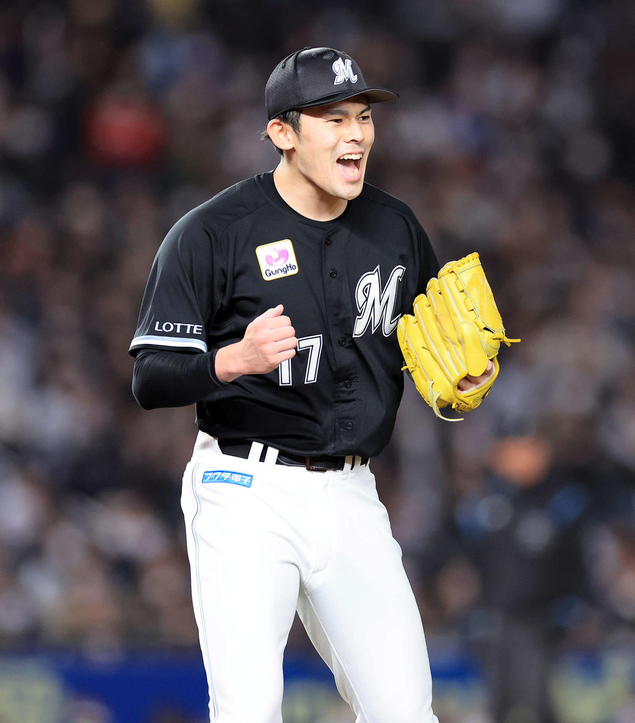 ロッテ対オリックス　6回表オリックス2死二、三塁、ゴンザレスを右邪飛に仕留めて、雄たけびを上げてガッツポーズする佐々木朗（撮影・浅見桂子）