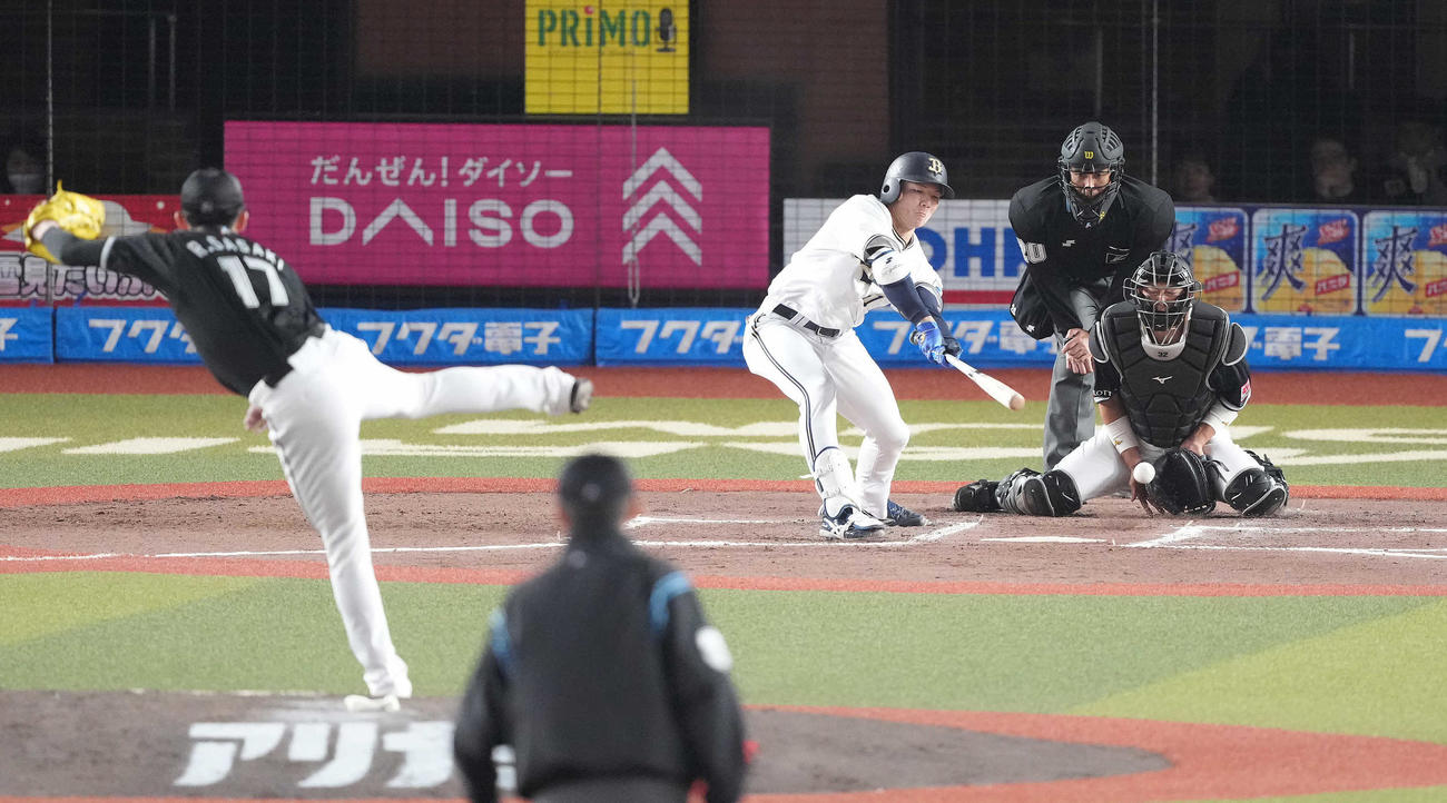 ロッテ対オリックス　6回表オリックス1死二、三塁、空振り三振に倒れる茶野。投手佐々木朗（撮影・鈴木みどり）