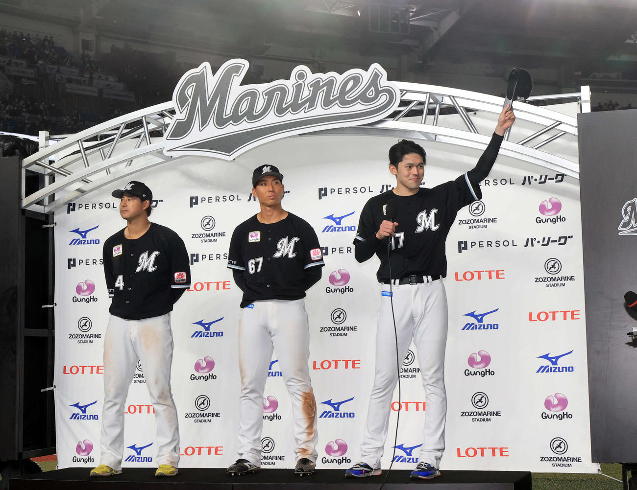 ロッテ対オリックス　ロッテ本拠地6連勝を決め、ヒーローインタビューでスタンドに笑顔であいさつする佐々木朗（右）。左から藤岡、茶谷（撮影・浅見桂子）