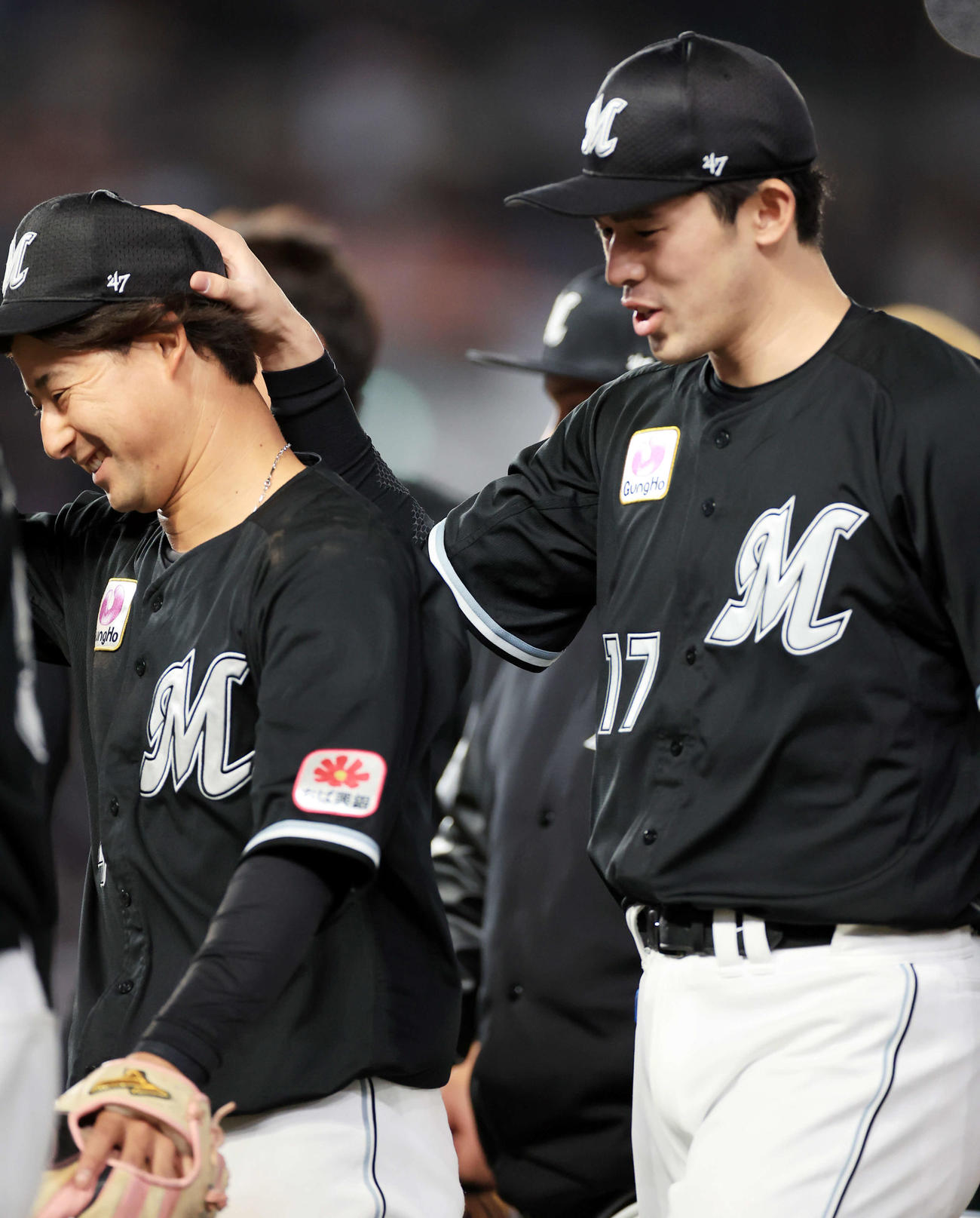 ロッテ対オリックス　ロッテ本拠地6連勝を決飾り、今季2勝目の佐々木朗（右）は藤岡の頭をなでる（撮影・浅見桂子）