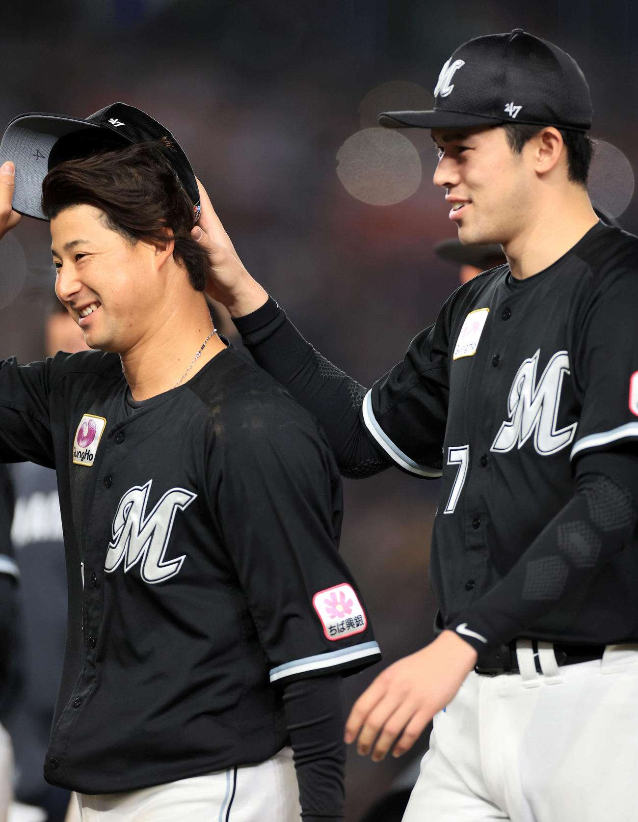 ロッテ対オリックス　ロッテ本拠地6連勝を決飾り、今季2勝目の佐々木朗（右）は藤岡の頭をなでる（撮影・浅見桂子）