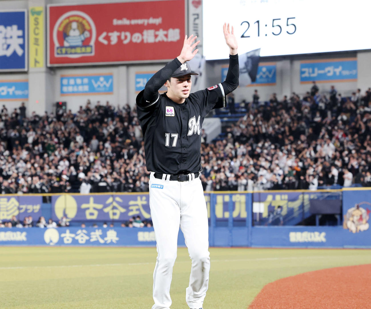 ロッテ対オリックス　今季2勝目のロッテ佐々木朗はファンに手を振り引き揚げる（撮影・浅見桂子）