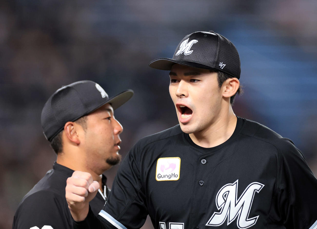 ロッテ対オリックス　6回表オリックス2死二、三塁、ゴンザレスを右邪飛に仕留めガッツポーズする佐々木朗（撮影・浅見桂子）