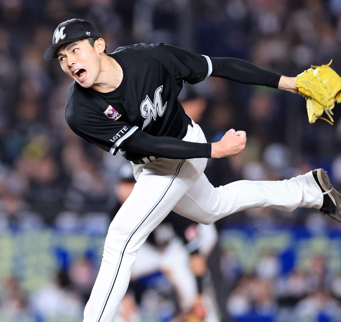 ロッテ対オリックス　7回表、声を出して投げ込む佐々木朗（撮影・浅見桂子）