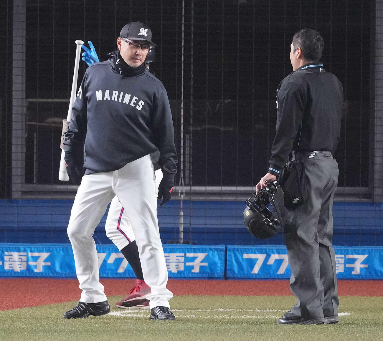 ロッテ対オリックス　8回表前、先発佐々木朗の降板を告げるロッテ吉井監督（撮影・鈴木みどり）