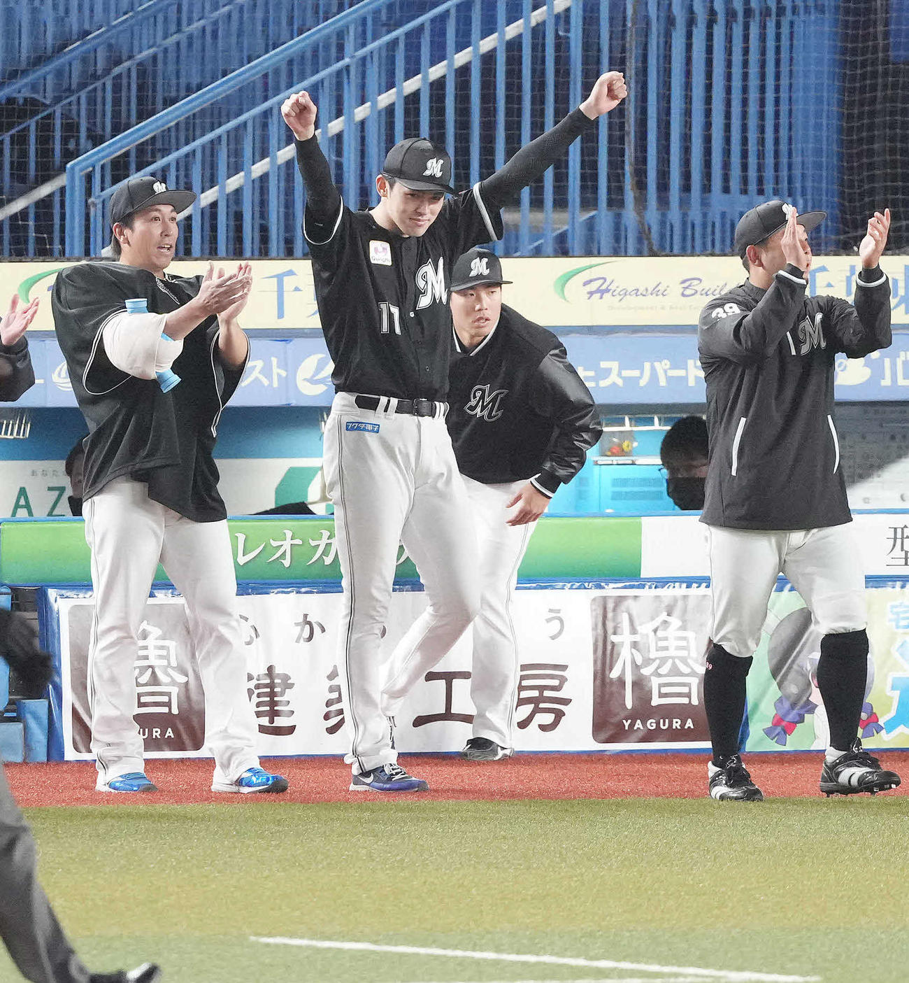ロッテ対オリックス　オリックスに勝利し、ガッツポーズするロッテ佐々木朗（左から2人目）（撮影・鈴木みどり）