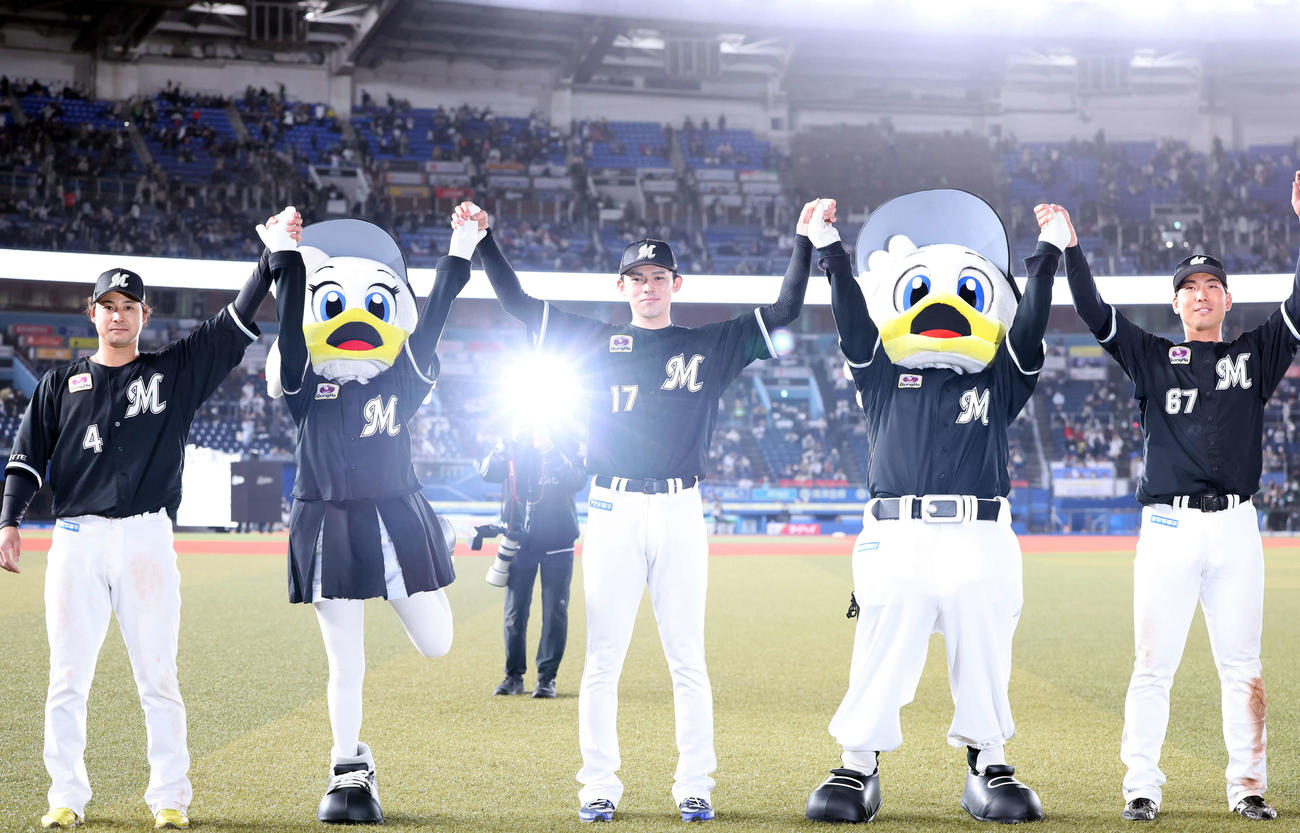 ロッテ対オリックス　ロッテ本拠地6連勝を決め、スタンドに笑顔でバンザイする、左から藤岡、佐々木朗、茶谷（撮影・浅見桂子）