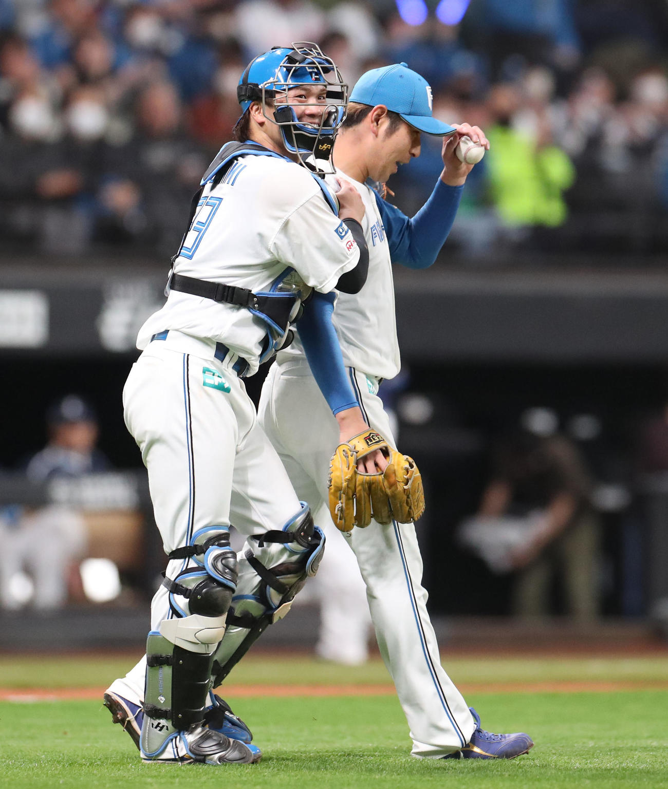 日本ハム対西武　試合終了後、笑顔で勝利を喜び合う日本ハム伏見（左）と加藤貴（撮影・佐藤翔太）