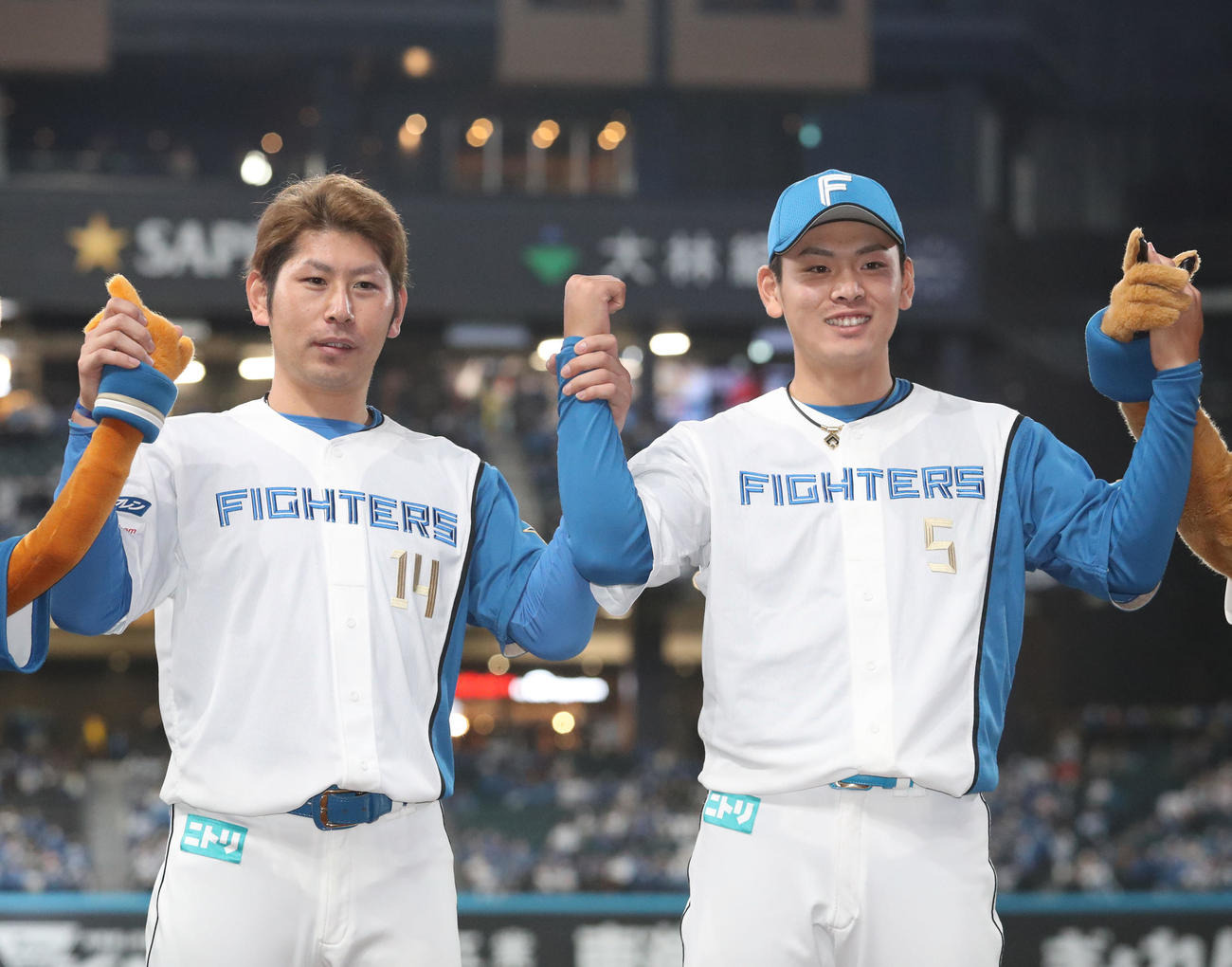 日本ハム対西武　試合終了後、笑顔で記念撮影に応じる日本ハム加藤貴（左）と野村（撮影・佐藤翔太）