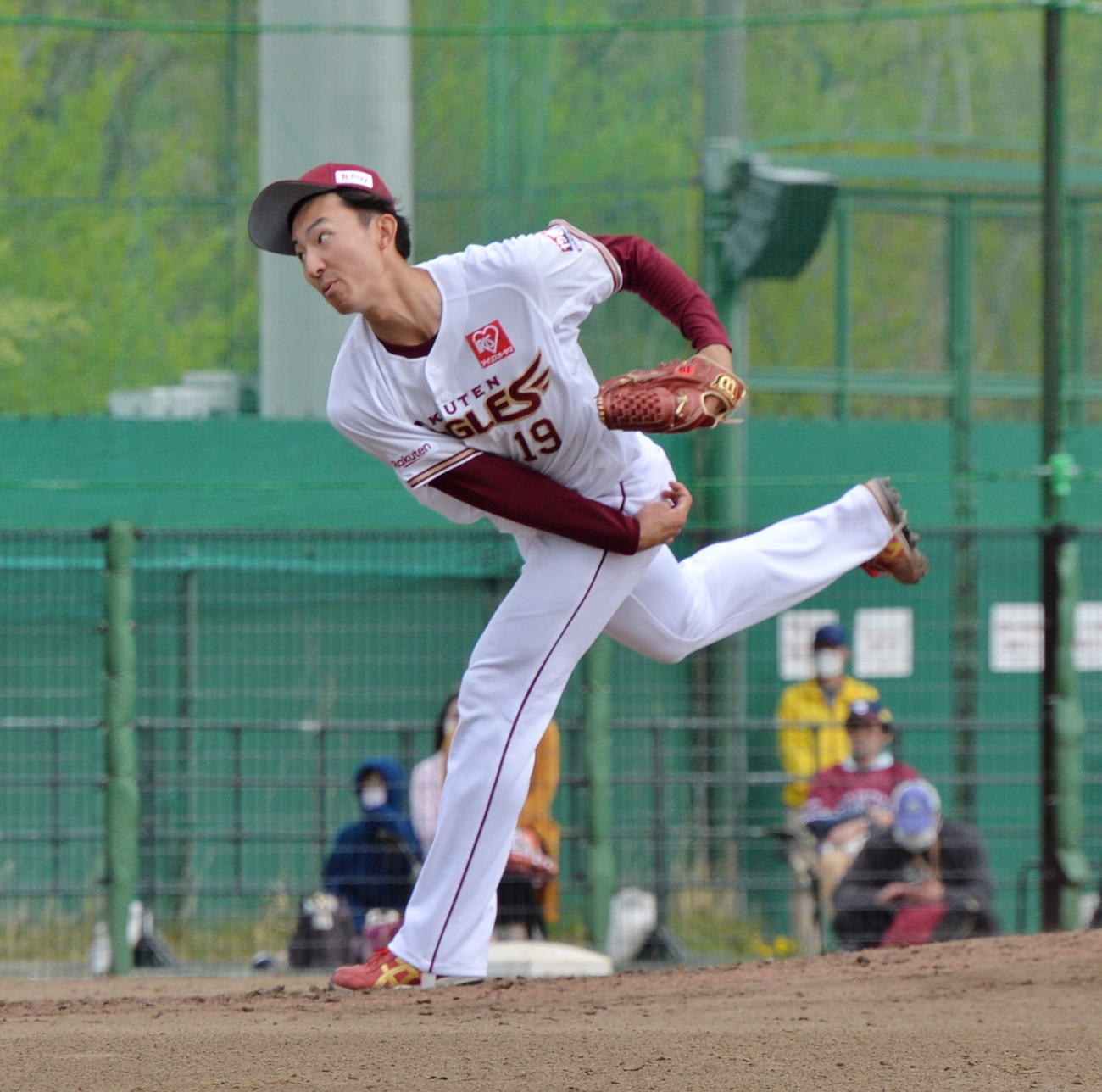 5回、力強く腕を振り、打者を空振り三振に仕留めた荘司